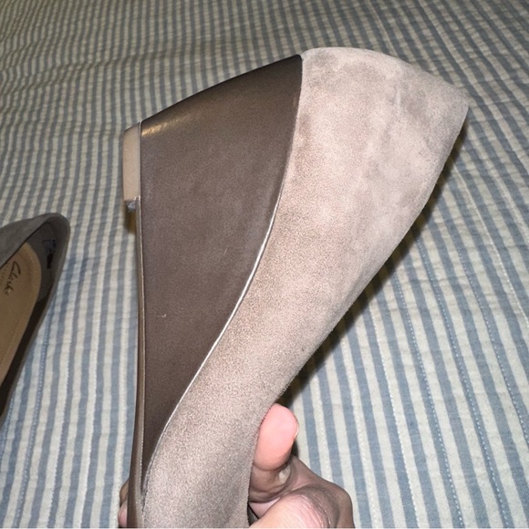 CLARKS Bassett Mine Leather Suede Slip On Wedge Pump Sz 9.5 Taupe - Picture 12 of 14